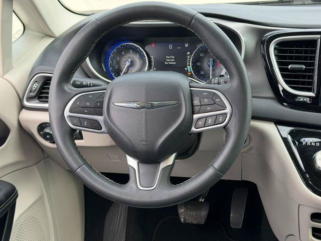 Used 2024 Chrysler Pacifica Touring-L FWD image 13