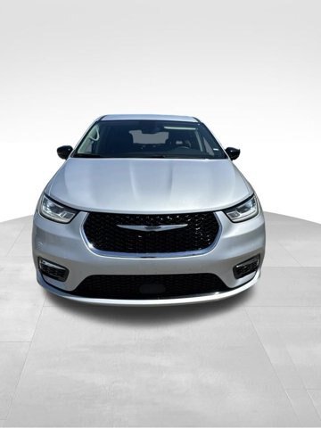 Used 2024 Chrysler Pacifica Touring-L FWD image 3