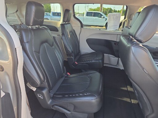 Used 2024 Chrysler Pacifica Touring-L FWD image 16