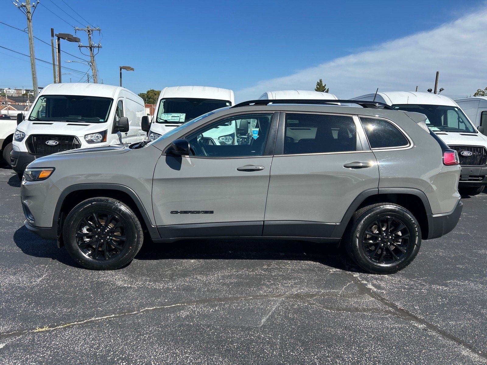 Used 2023 Jeep Cherokee Altitude Lux w/ Mopar Interior Package AWD/4WD image 4