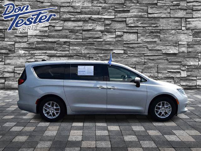 Used 2022 Chrysler Voyager LX FWD image 2