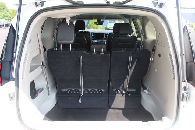 Used 2024 Chrysler Pacifica Touring-L FWD image 17