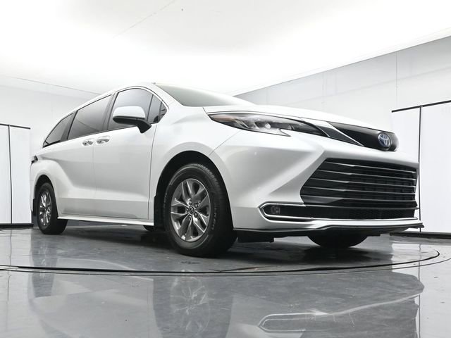 Used 2024 Toyota Sienna XLE FWD image 27
