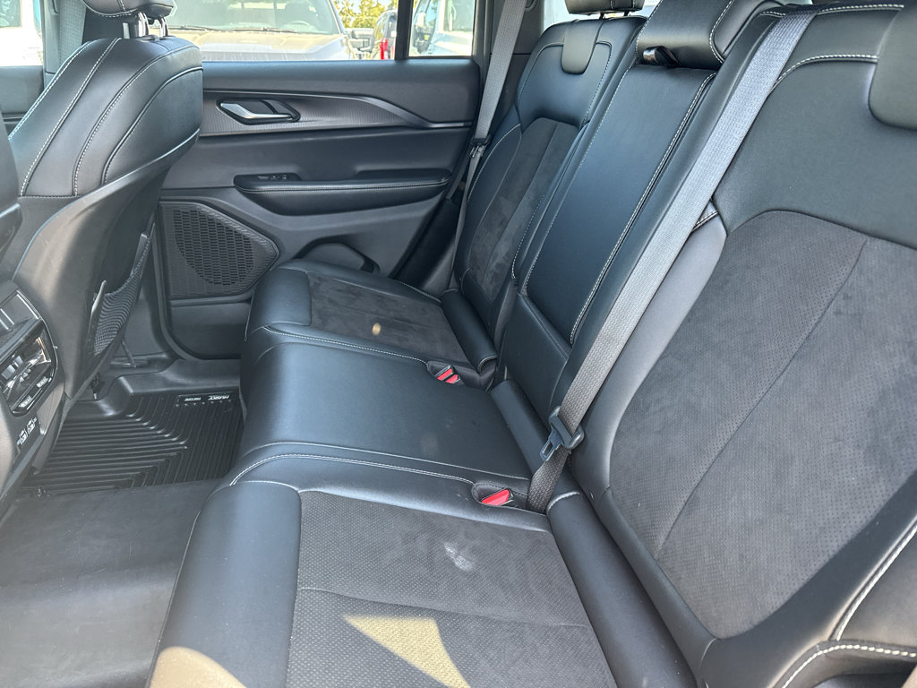 Used 2023 Jeep Grand Cherokee Altitude RWD image 9