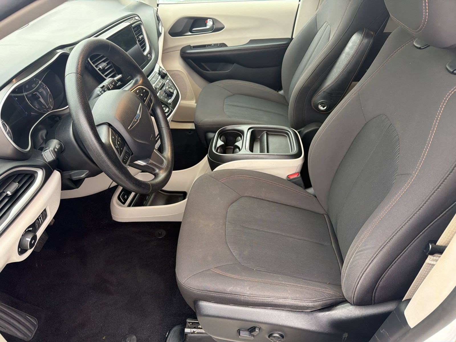 Used 2020 Chrysler Pacifica Touring FWD image 5