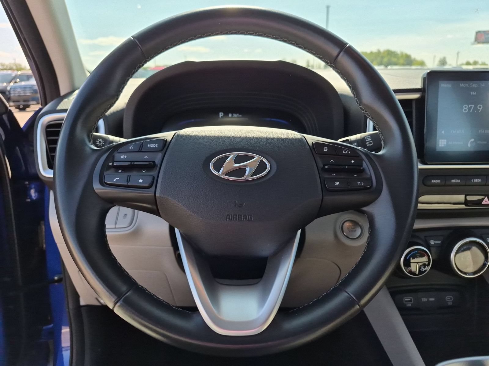 Used 2025 Hyundai Venue SEL FWD image 19