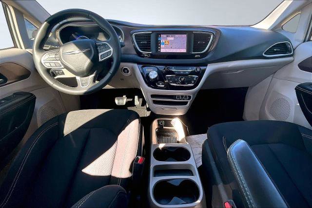 Used 2022 Chrysler Voyager LX image 18