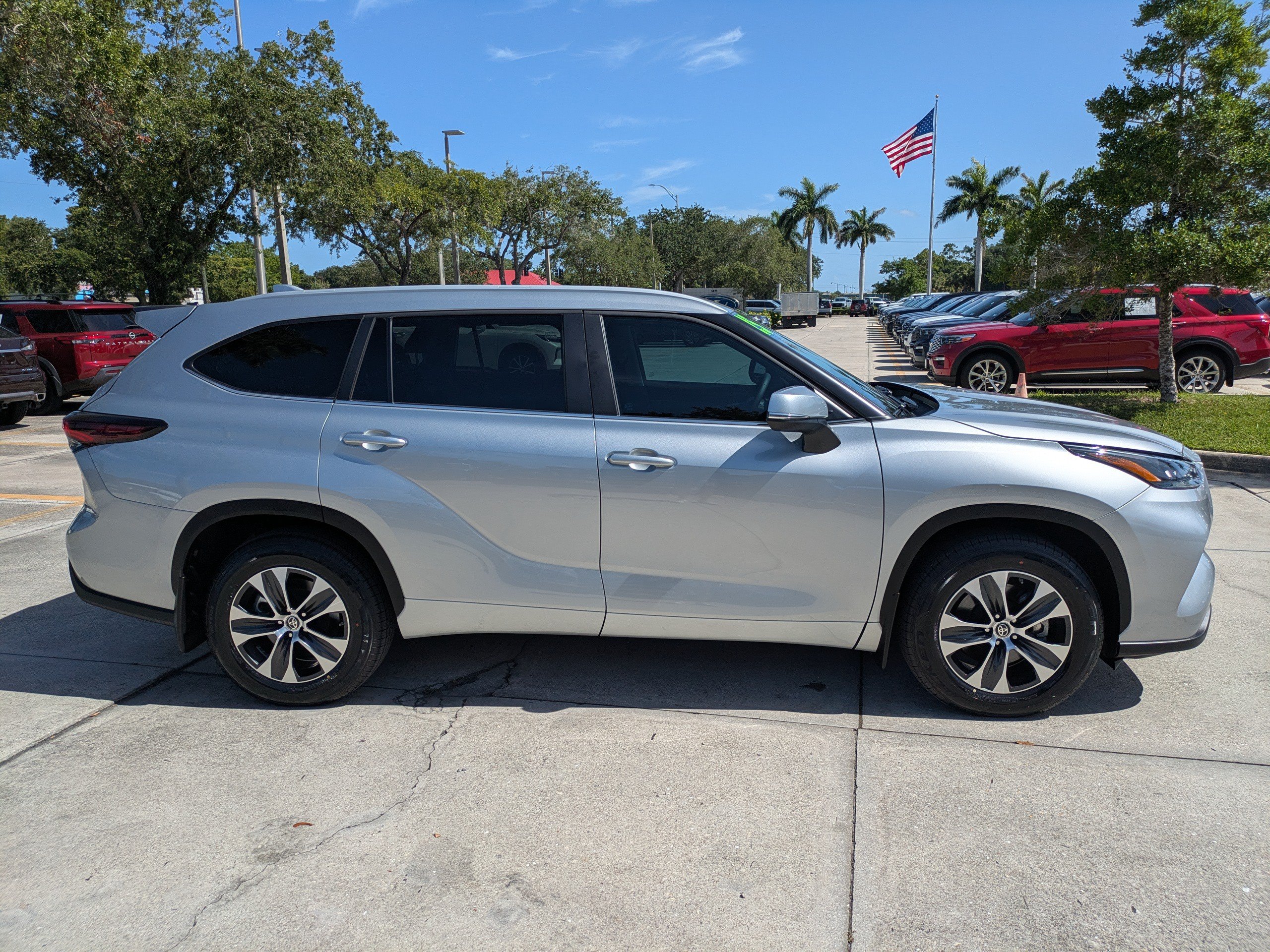 Used 2025 Toyota Highlander XLE FWD image 3