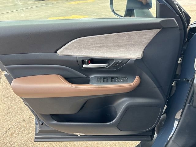 Used 2025 Toyota Grand Highlander AWD image 26