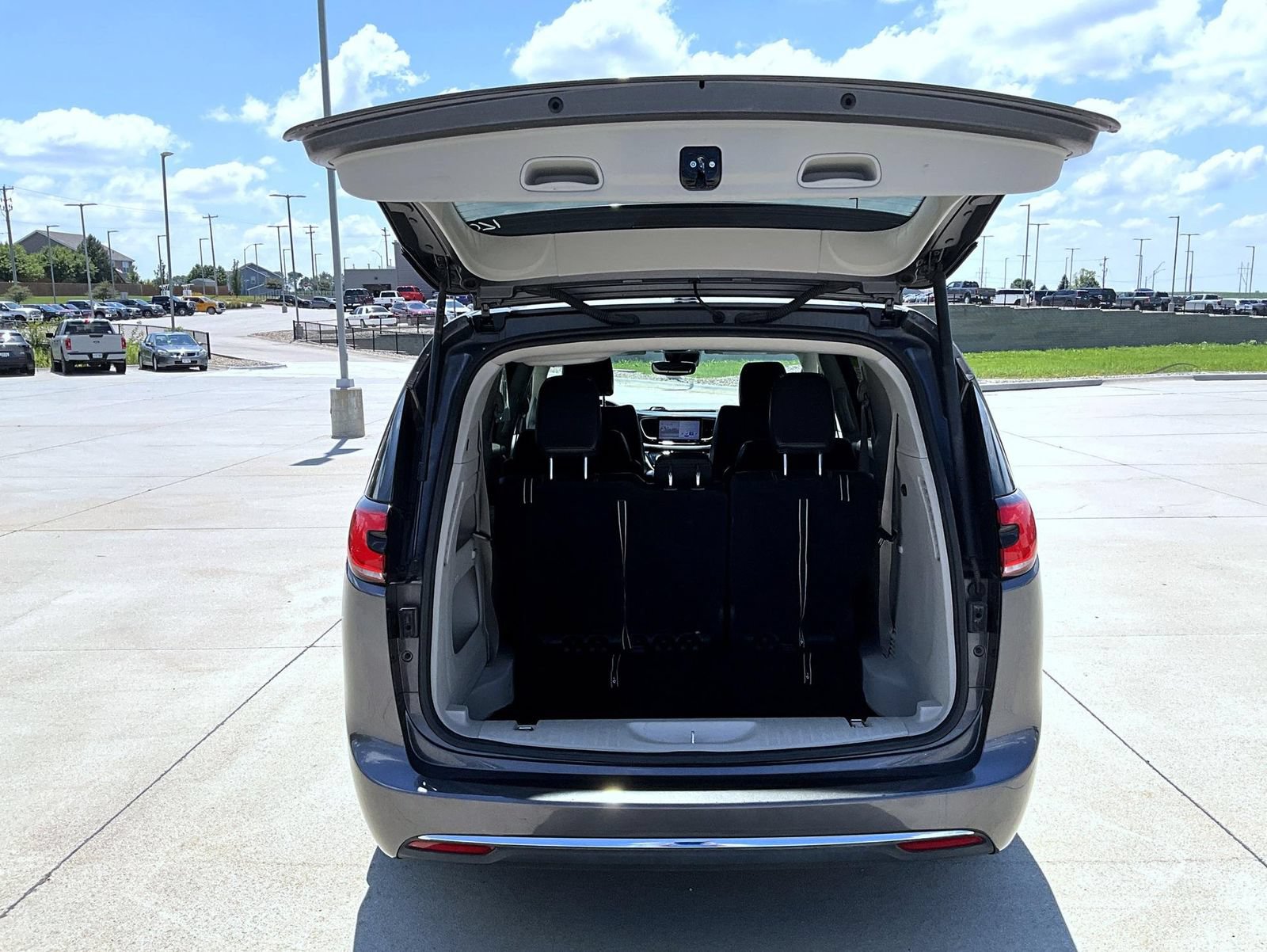 Used 2022 Chrysler Pacifica Touring-L FWD image 21