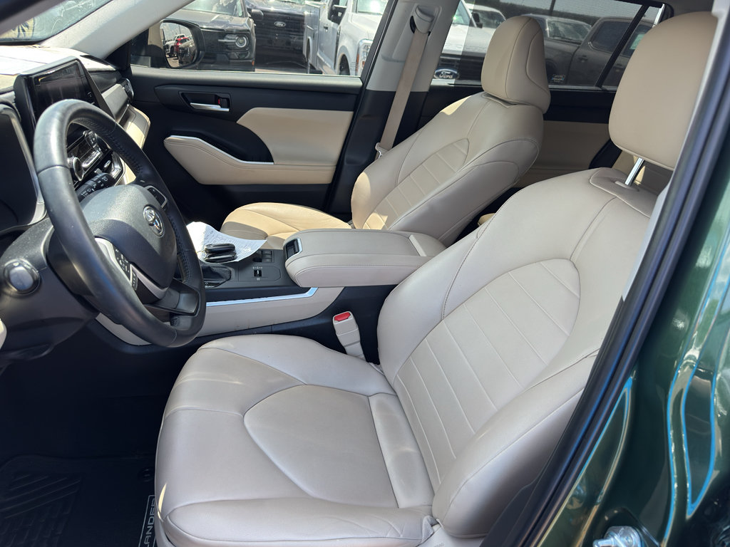 Used 2024 Toyota Highlander XLE FWD image 12