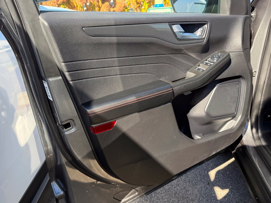 Certified 2025 Ford Escape ST-Line Select AWD/4WD image 6