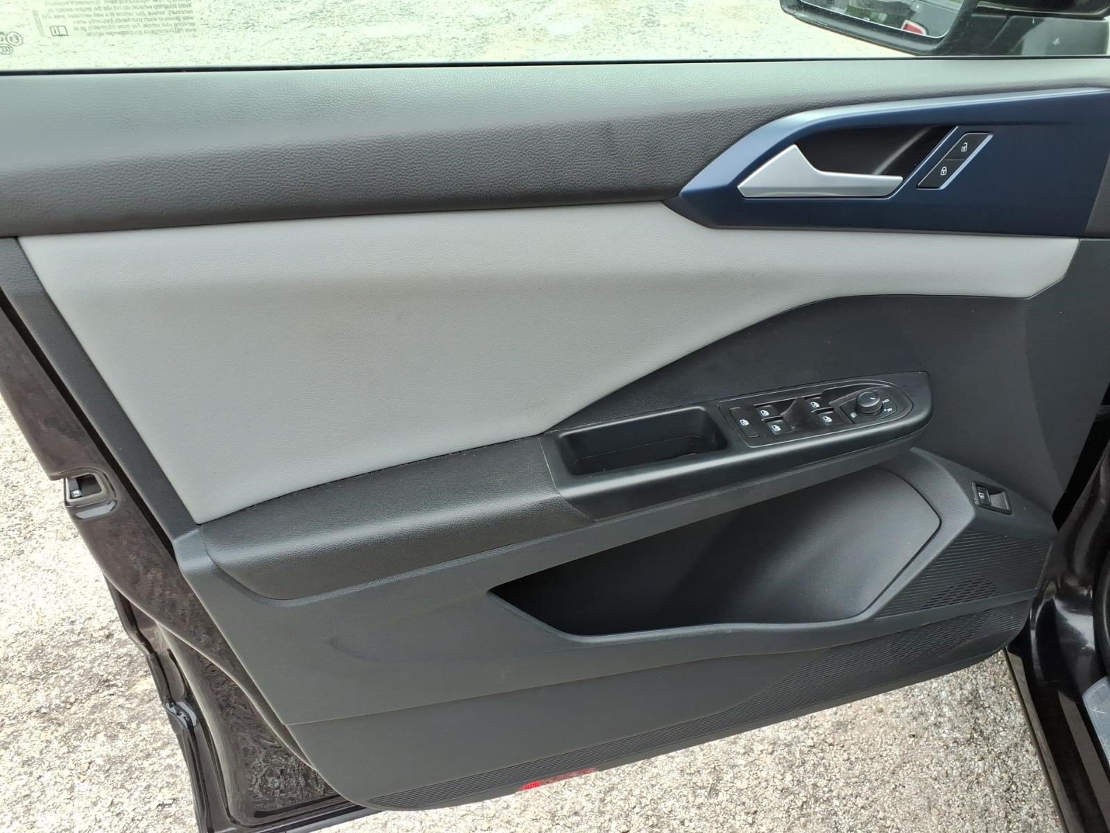 Used 2023 Volkswagen Taos SE w/ Panoramic Sunroof Package FWD image 11