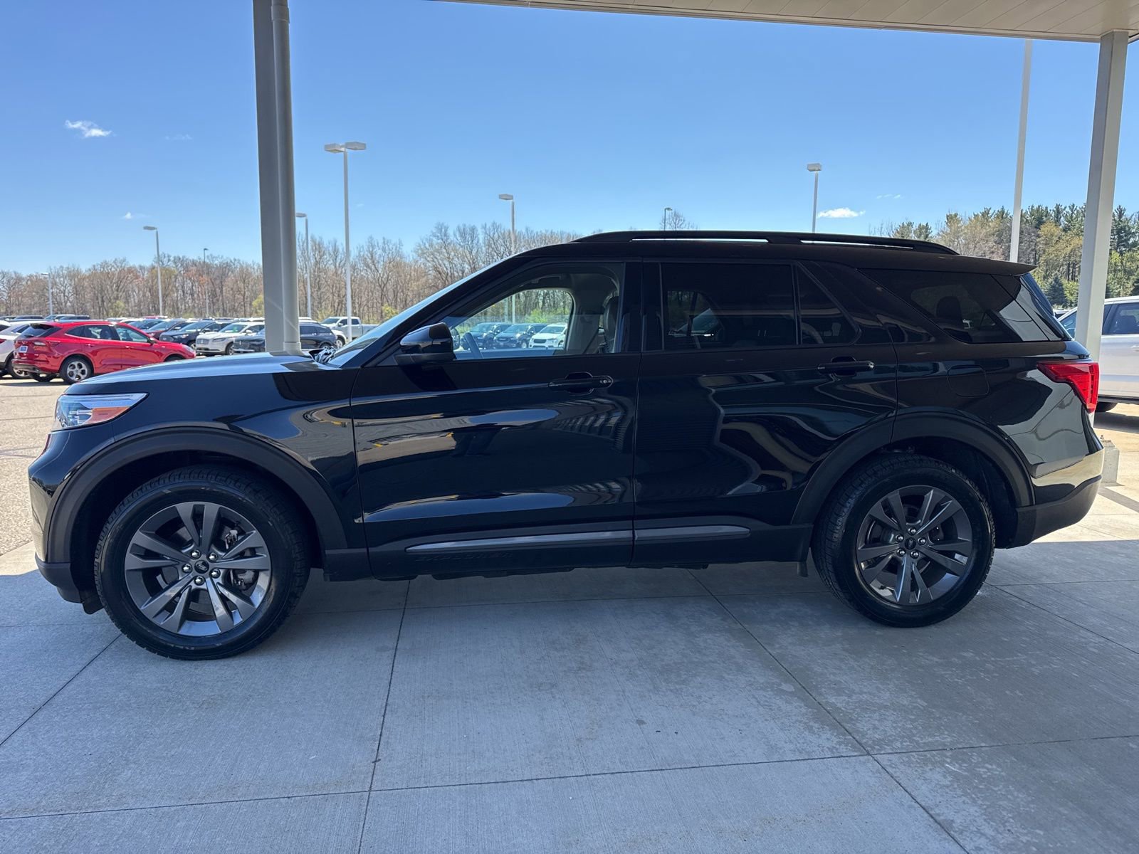 Certified 2023 Ford Explorer XLT w/ Equipment Group 202A AWD/4WD image 4