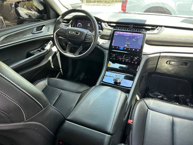 Used 2024 Jeep Grand Cherokee L Limited w/ Black Appearance Package RWD image 9