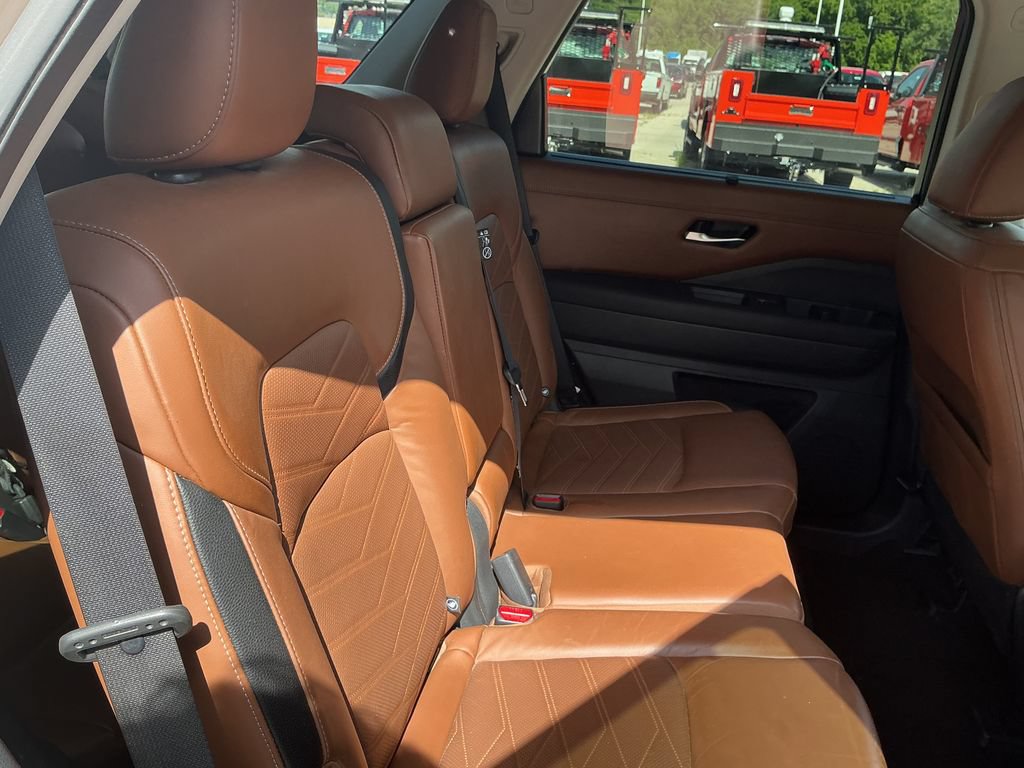 Used 2023 Nissan Pathfinder Platinum w/ Cargo Package AWD/4WD image 20
