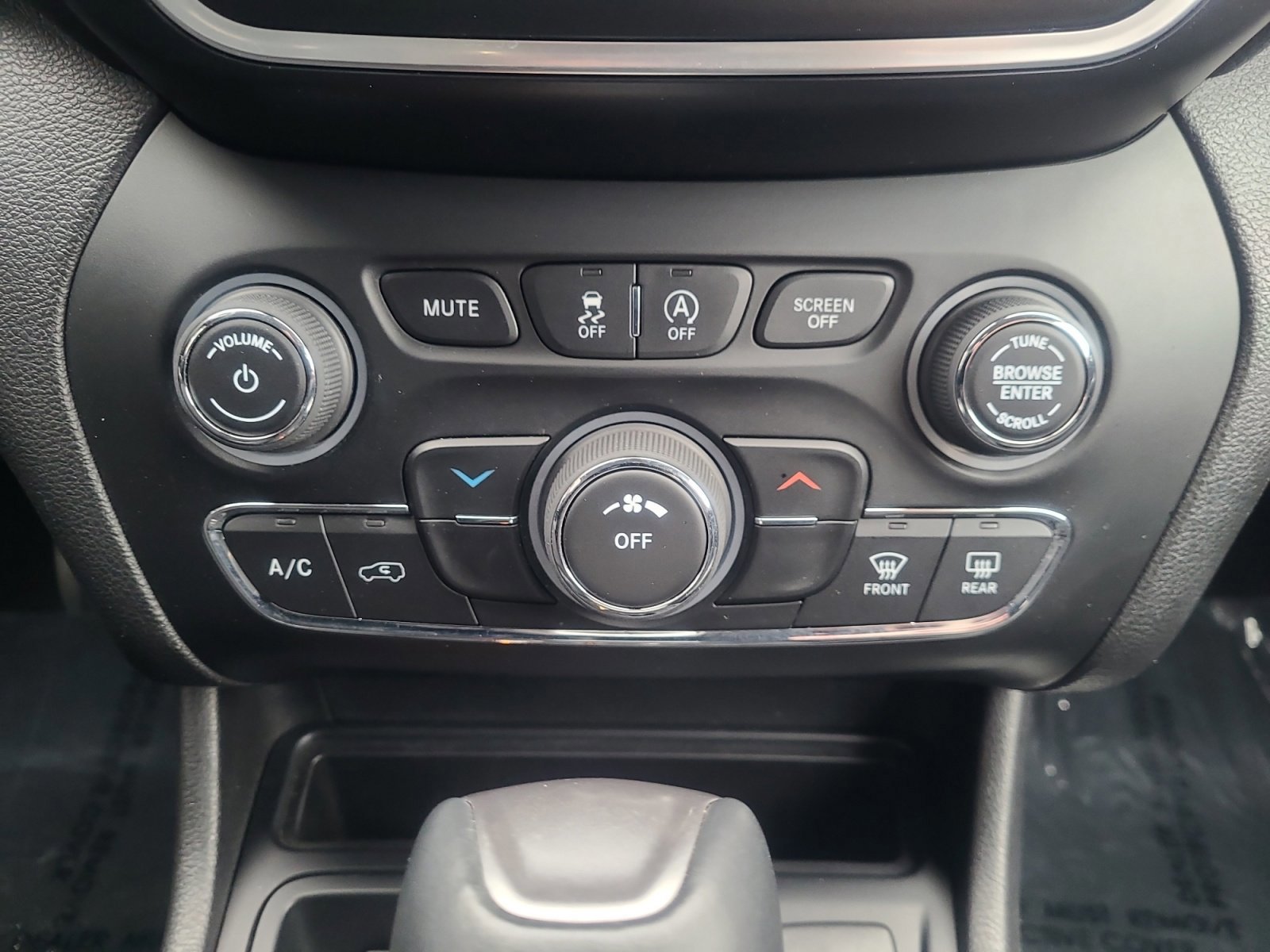 Used 2019 Jeep Cherokee Latitude Plus image 30