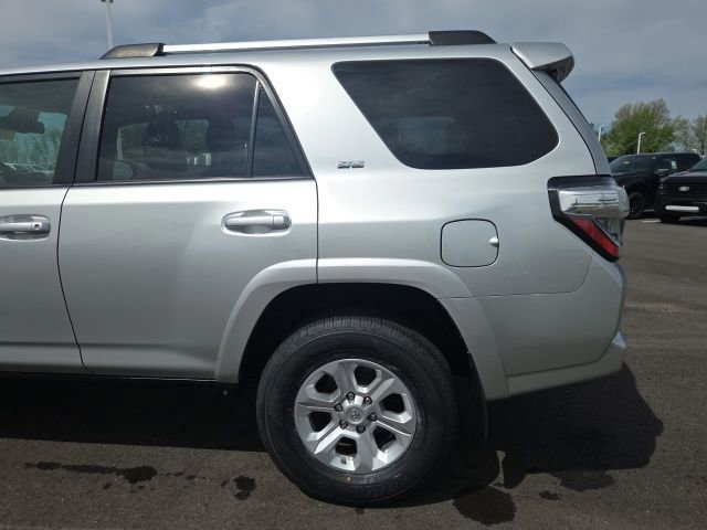 Used 2021 Toyota 4Runner SR5 AWD/4WD image 3