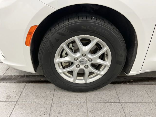 Used 2023 Chrysler Pacifica Touring-L image 10