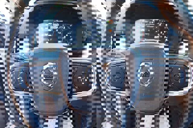 Used 2020 Volvo XC40 T4 Momentum image 21