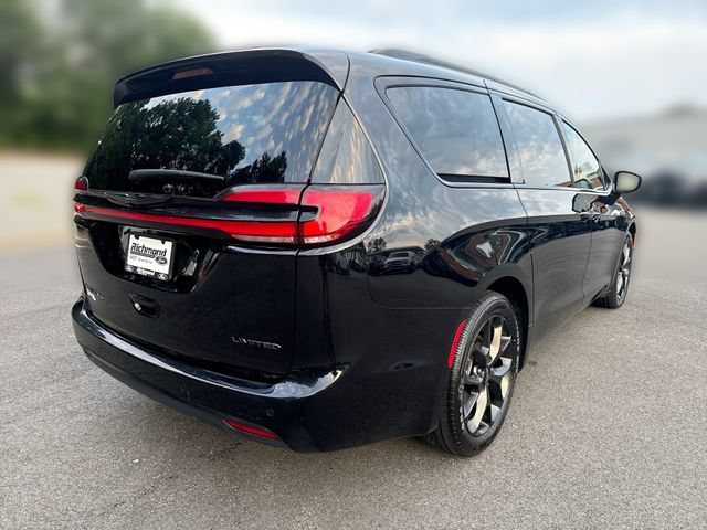 Used 2025 Chrysler Pacifica Limited FWD image 8