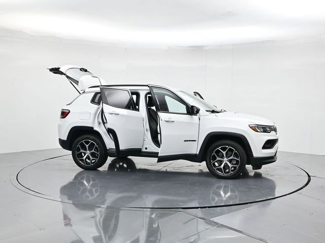 Used 2024 Jeep Compass Latitude image 50