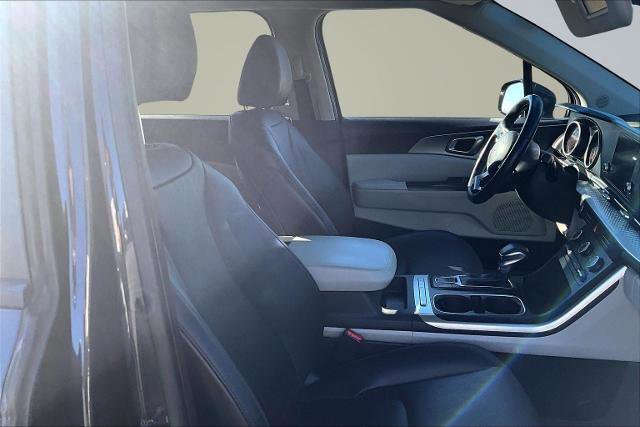 Used 2022 Kia Carnival LX image 12