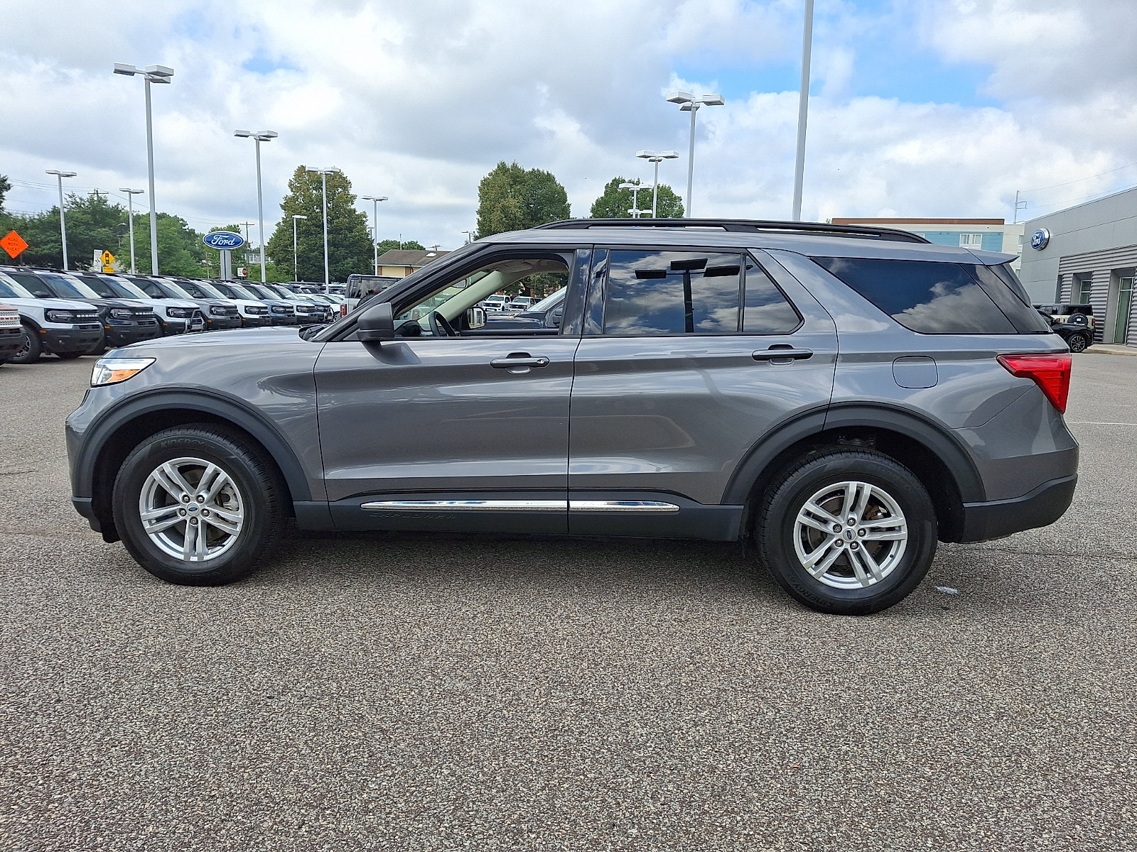 Certified 2023 Ford Explorer XLT w/ Equipment Group 202A AWD/4WD image 6