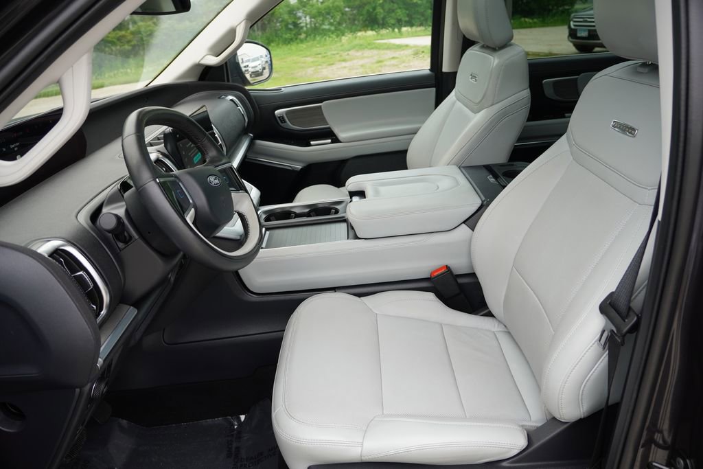 Certified 2025 Ford Expedition Max Platinum w/ Driver's Package AWD/4WD image 16