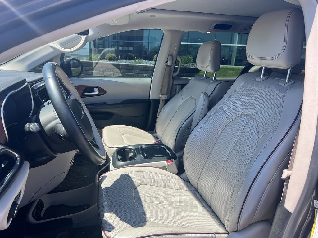 Used 2017 Chrysler Pacifica Limited w/ UConnect Theater Package FWD image 10