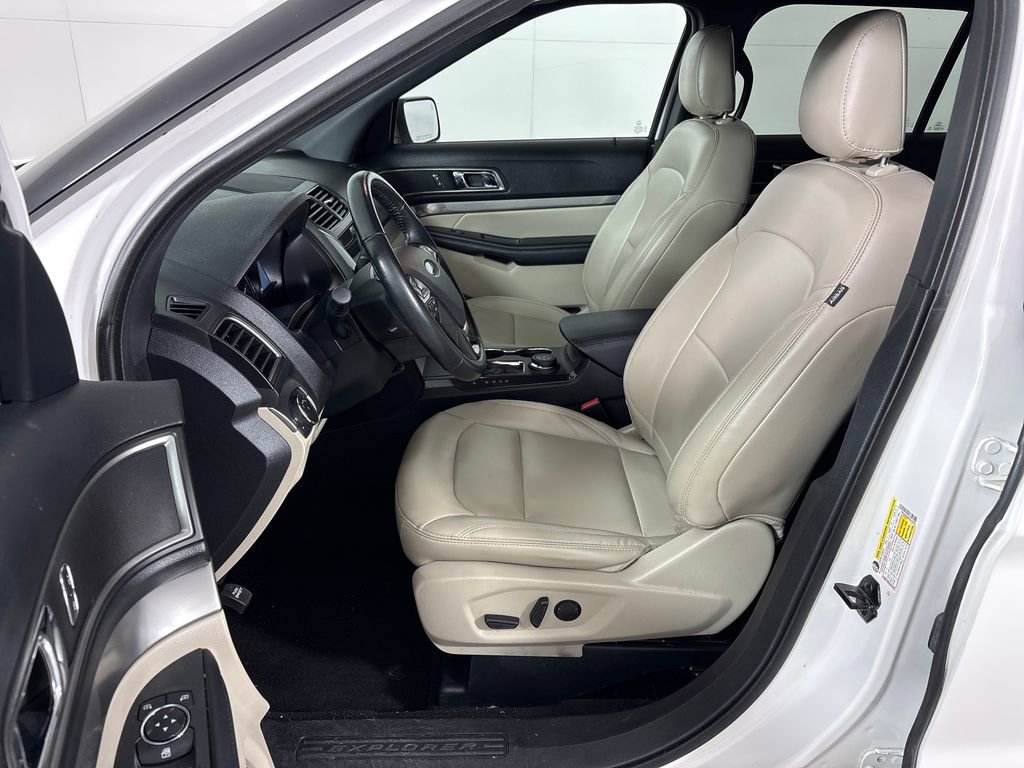 Certified 2019 Ford Explorer XLT w/ Equipment Group 202A AWD/4WD image 31