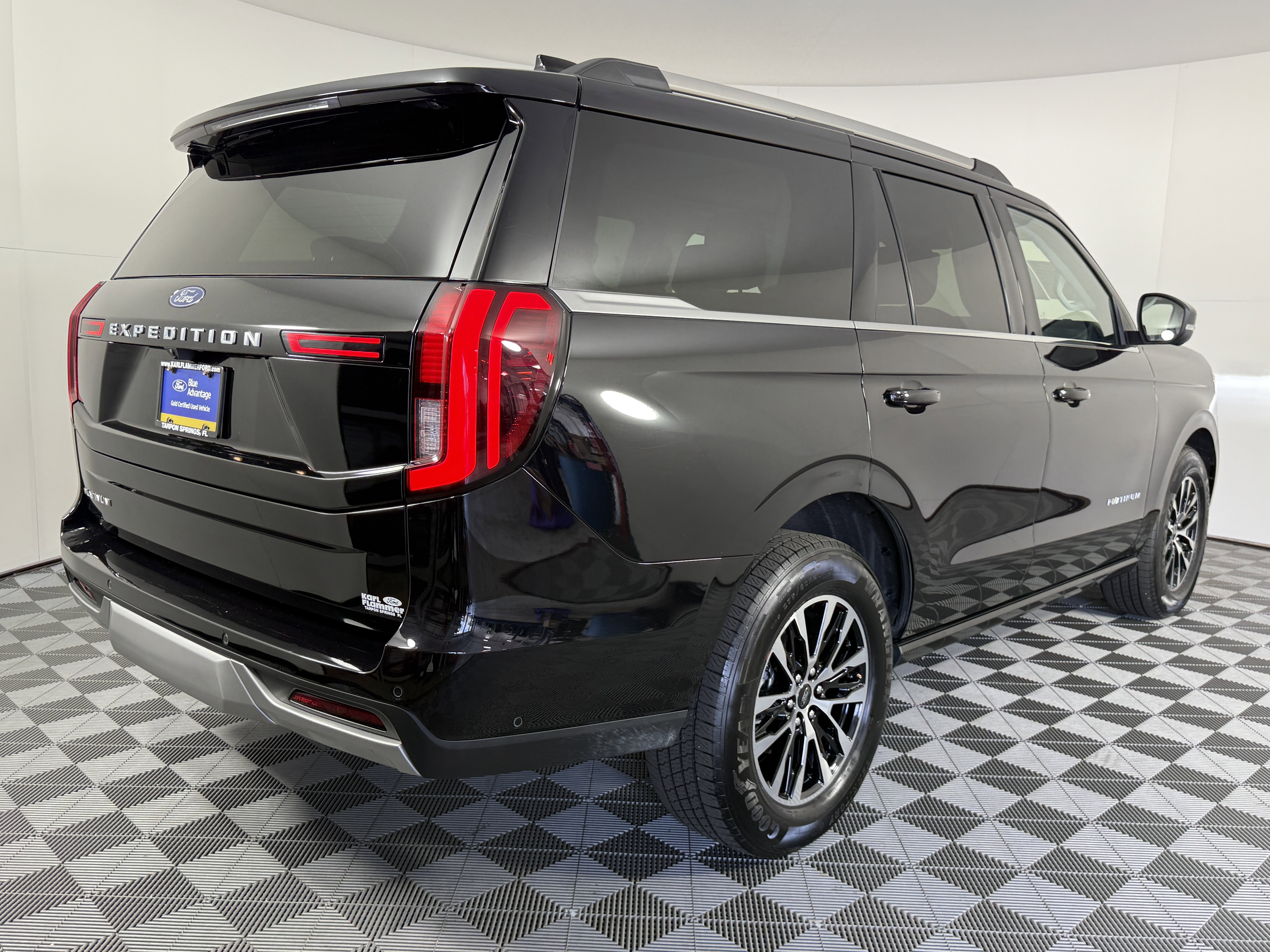 Certified 2025 Ford Expedition Platinum AWD/4WD image 3