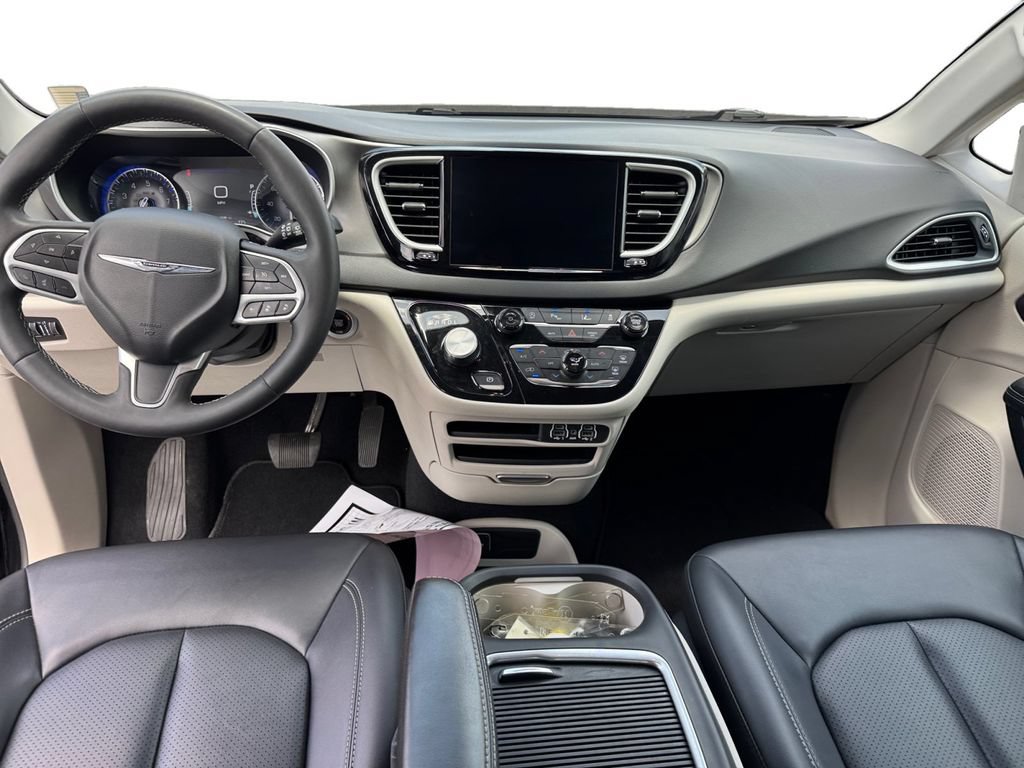 Used 2024 Chrysler Pacifica Touring-L FWD image 14