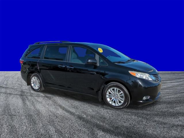Used 2017 Toyota Sienna XLE FWD image 2