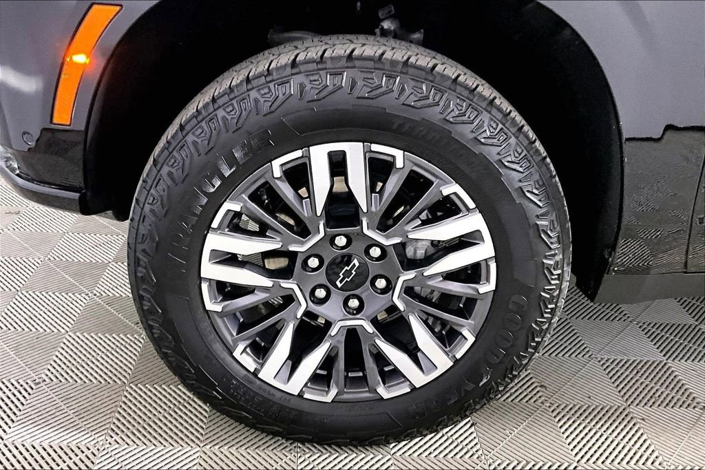 Used 2025 Chevrolet Suburban Z71 image 7