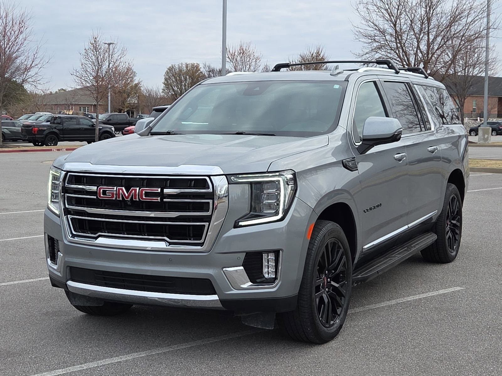 Used 2023 GMC Yukon XL SLT w/ SLT Premium Package image 2