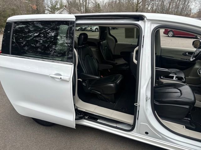Used 2024 Chrysler Pacifica Touring-L image 18
