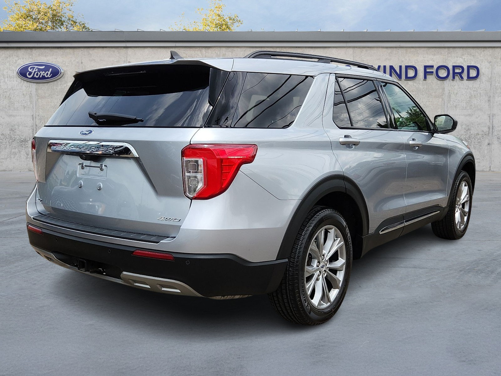 Certified 2022 Ford Explorer XLT w/ Equipment Group 202A AWD/4WD image 6