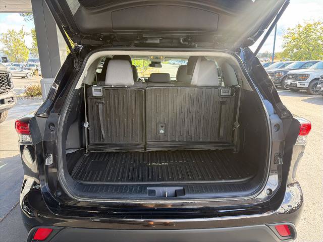 Used 2020 Toyota Highlander L AWD/4WD image 14