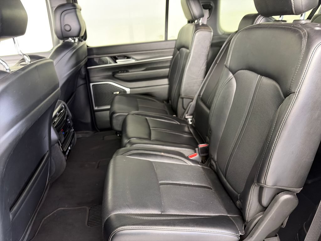 Used 2024 Jeep Wagoneer L Series II w/ Flexible Seating Group AWD/4WD image 13