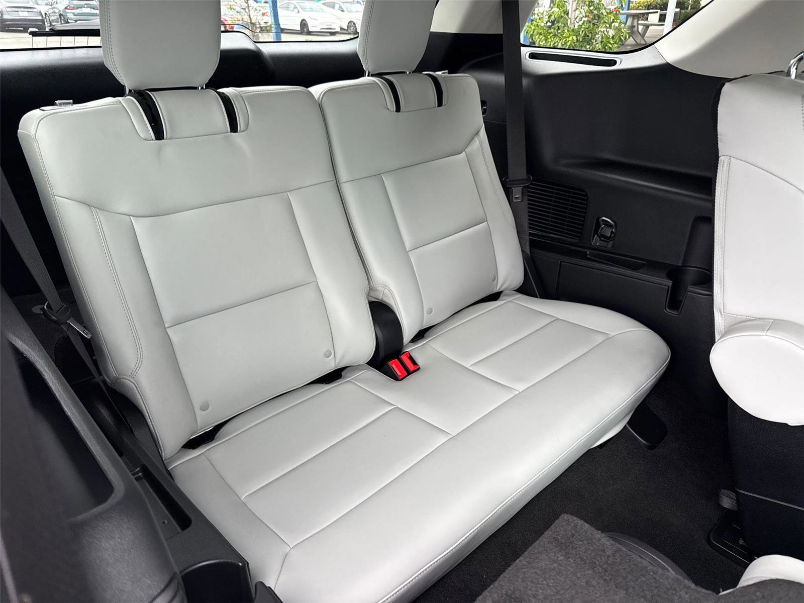 Certified 2025 Ford Explorer Platinum w/ Ultimate Package AWD/4WD image 20