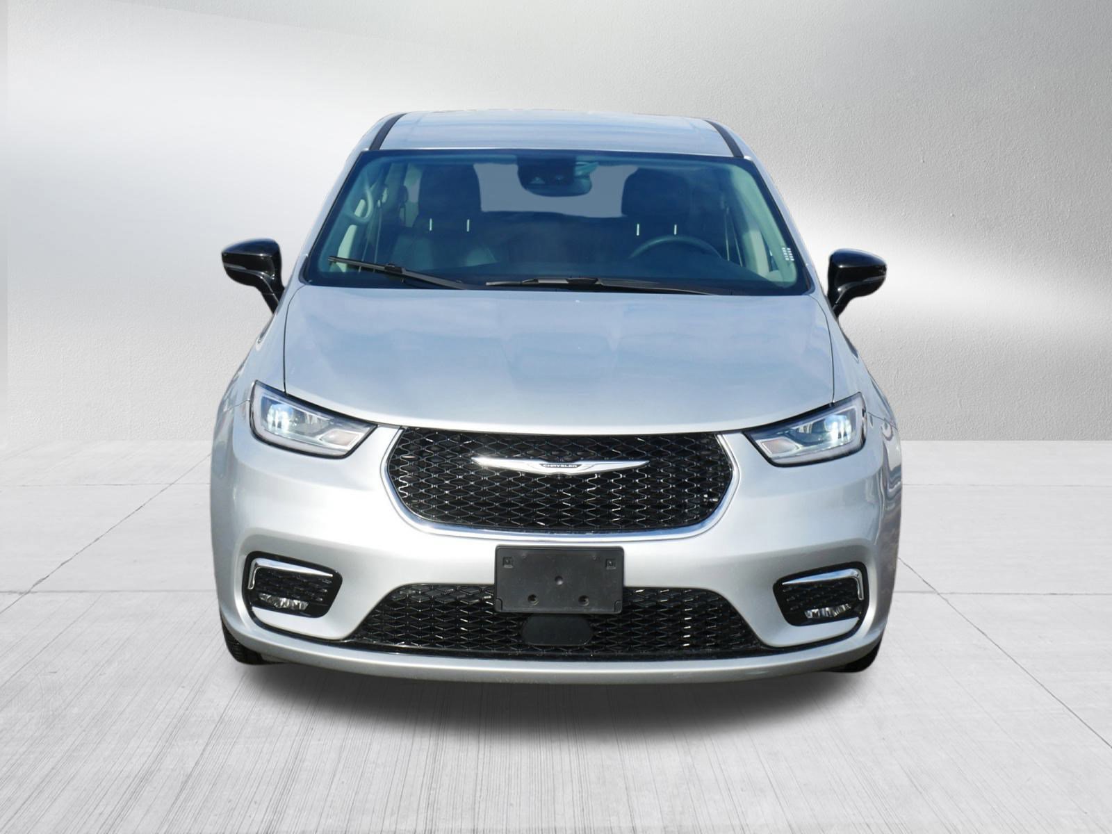 Used 2024 Chrysler Pacifica Touring-L image 8