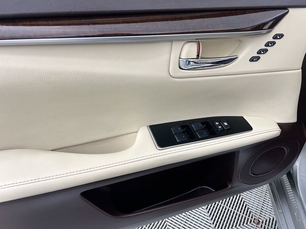 Used 2018 Lexus ES 350 w/ Navigation System Package image 23