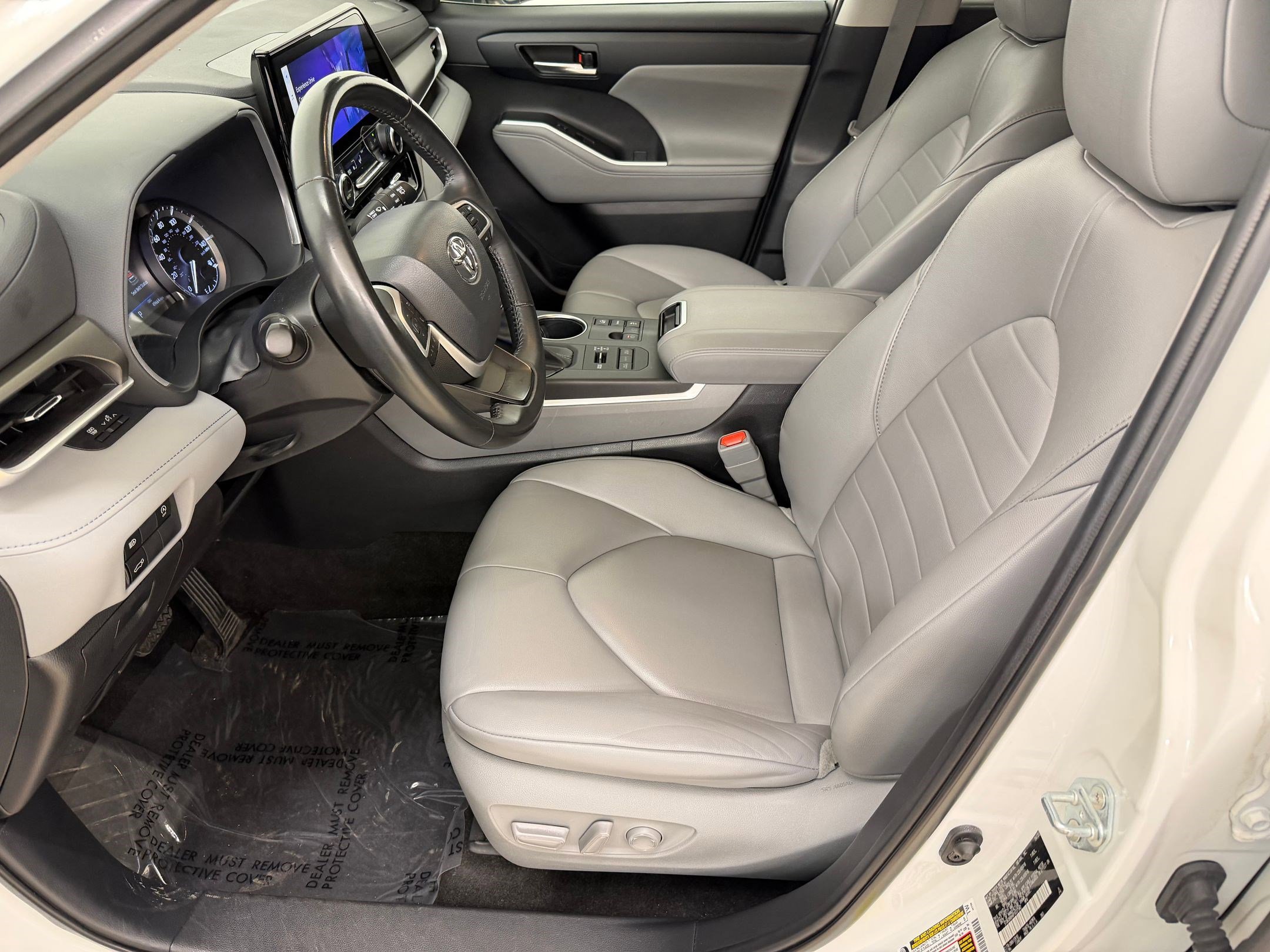 Used 2023 Toyota Highlander XLE image 3