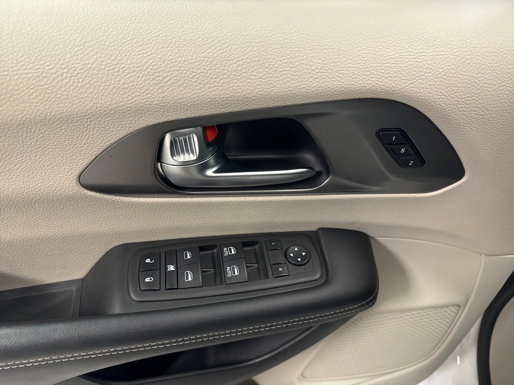Used 2023 Chrysler Pacifica Touring-L image 18