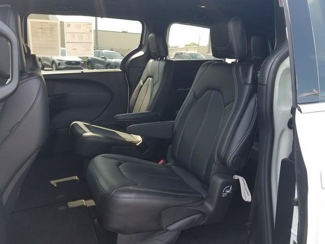 Used 2025 Chrysler Pacifica Select FWD image 15