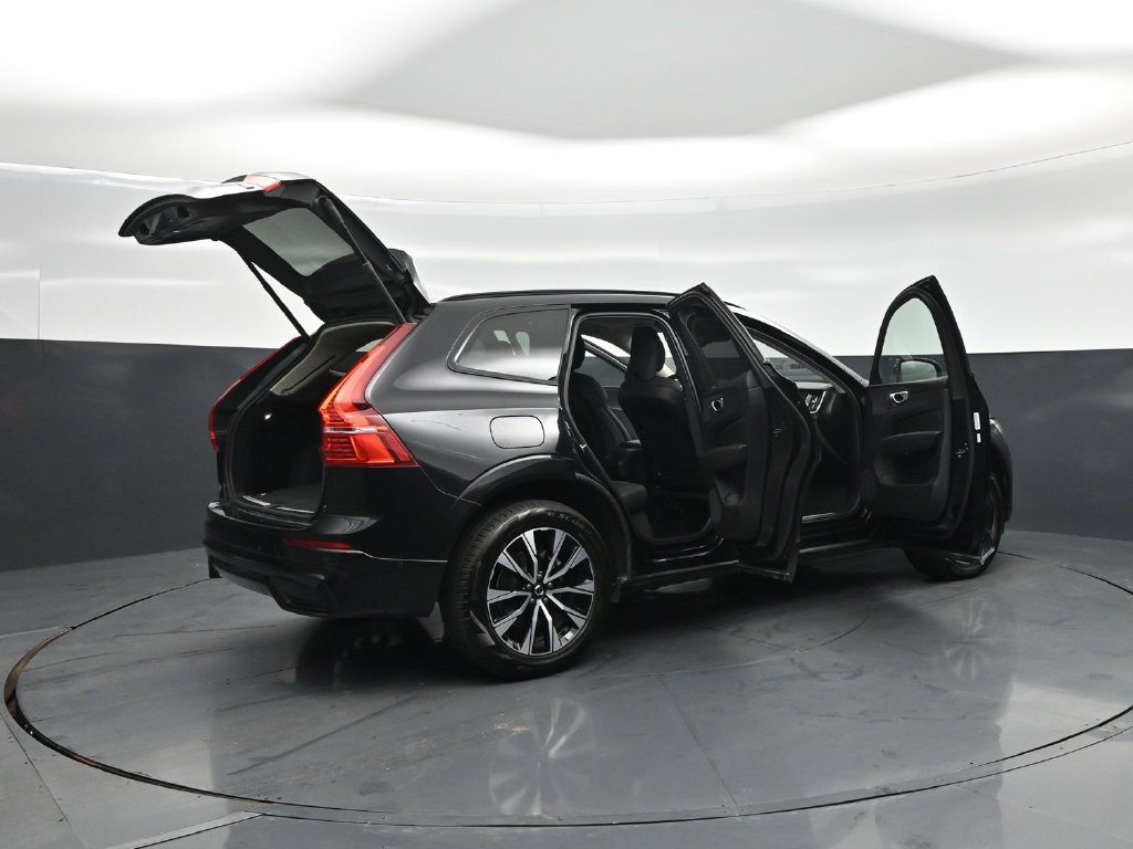 Used 2025 Volvo XC60 B5 Plus AWD/4WD image 5