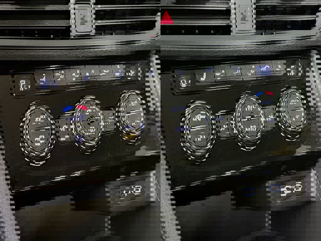 Used 2024 Volkswagen Jetta SE FWD image 20