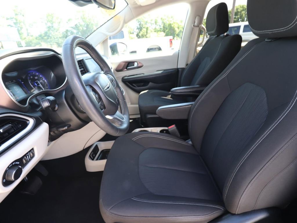 Used 2023 Chrysler Voyager LX FWD image 2