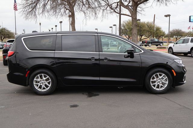 Used 2024 Chrysler Pacifica Touring-L image 11